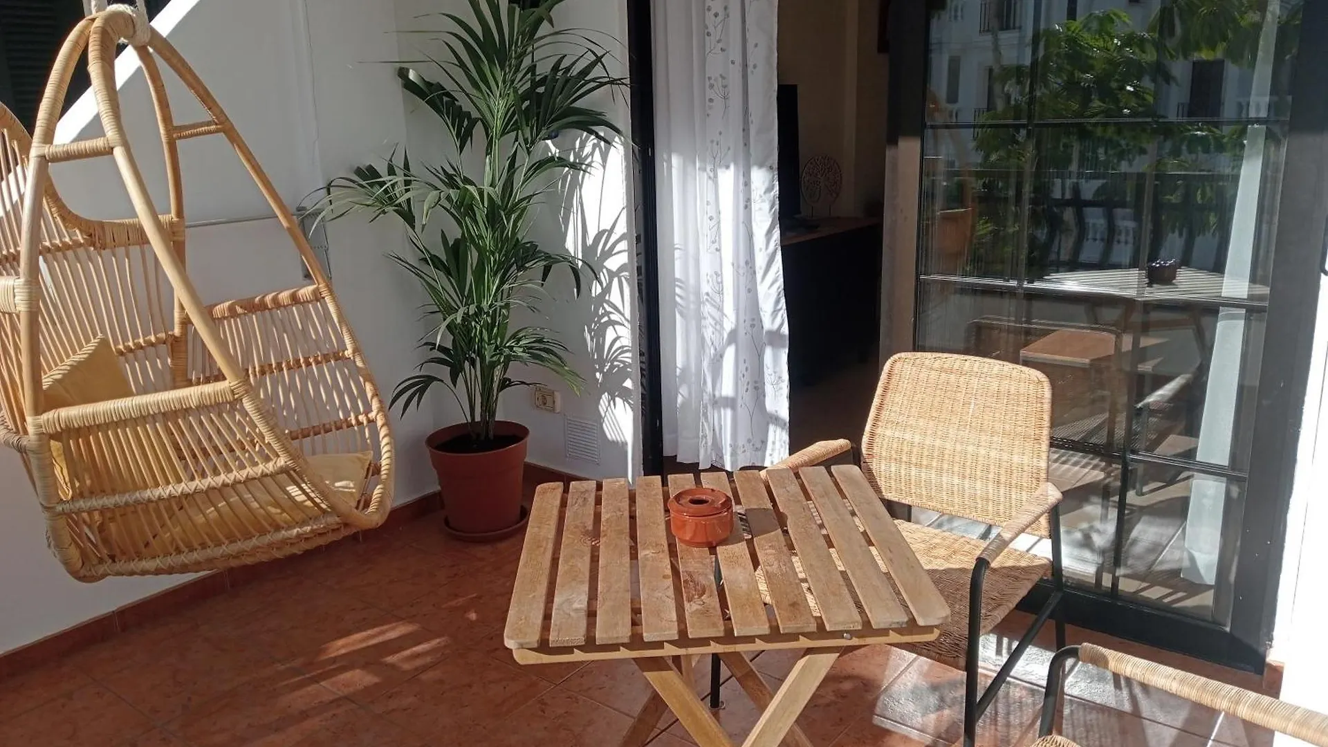 Greatly Located Apartment With Heated Pool, Los Cristianos Spanien