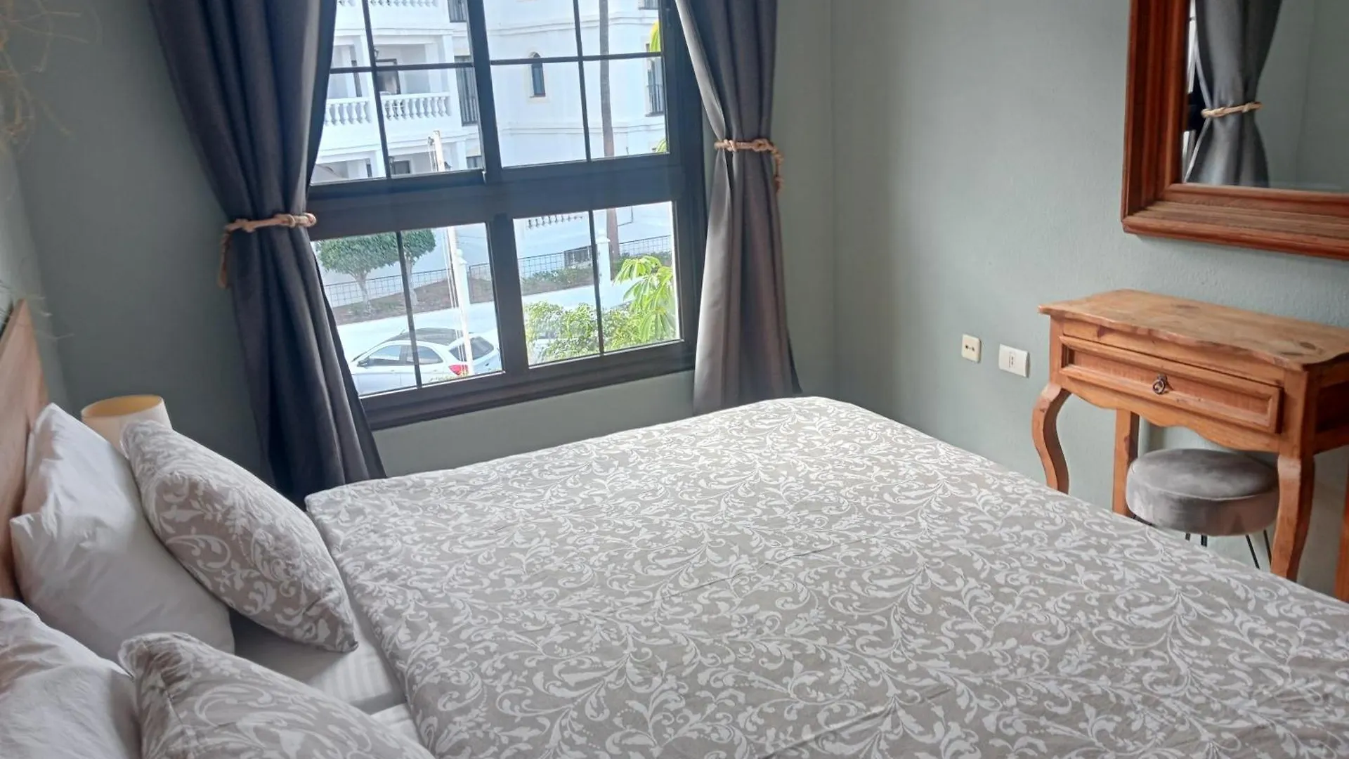 Greatly Located Apartment With Heated Pool, Los Cristianos