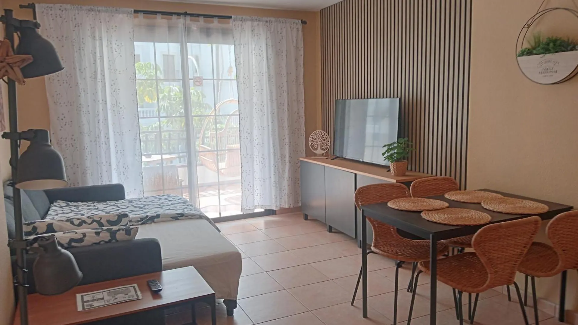 Greatly Located Apartment With Heated Pool, Los Cristianos