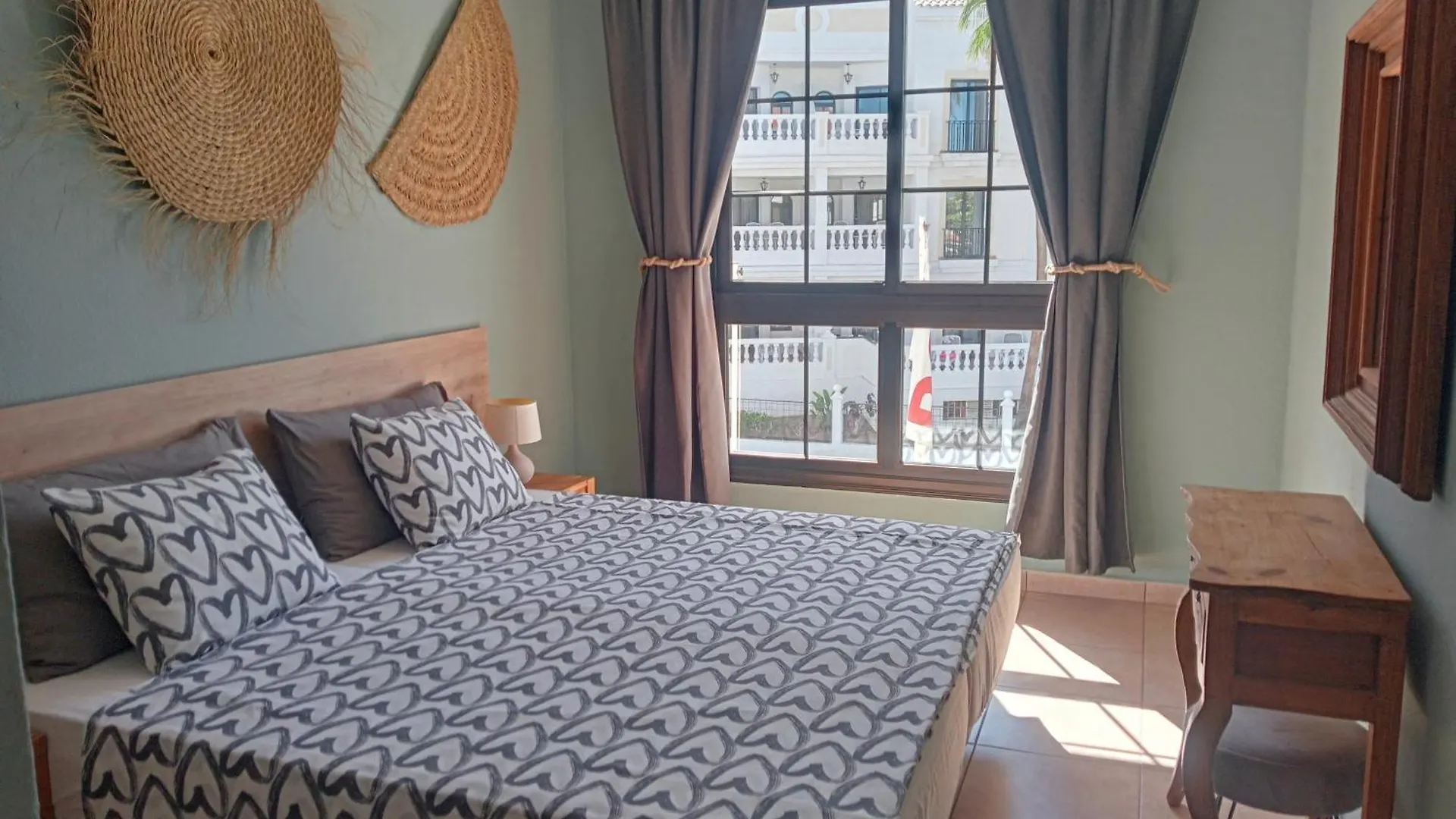 Greatly Located Apartment With Heated Pool, Los Cristianos