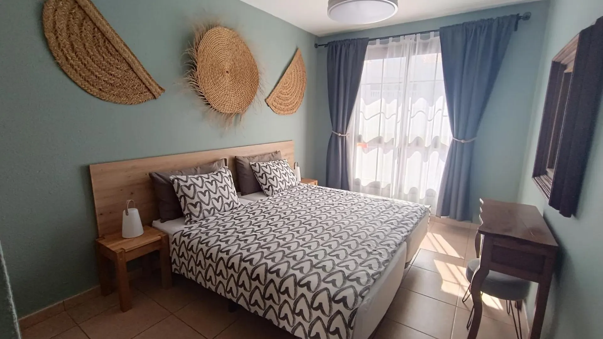 Greatly Located Apartment With Heated Pool, Los Cristianos