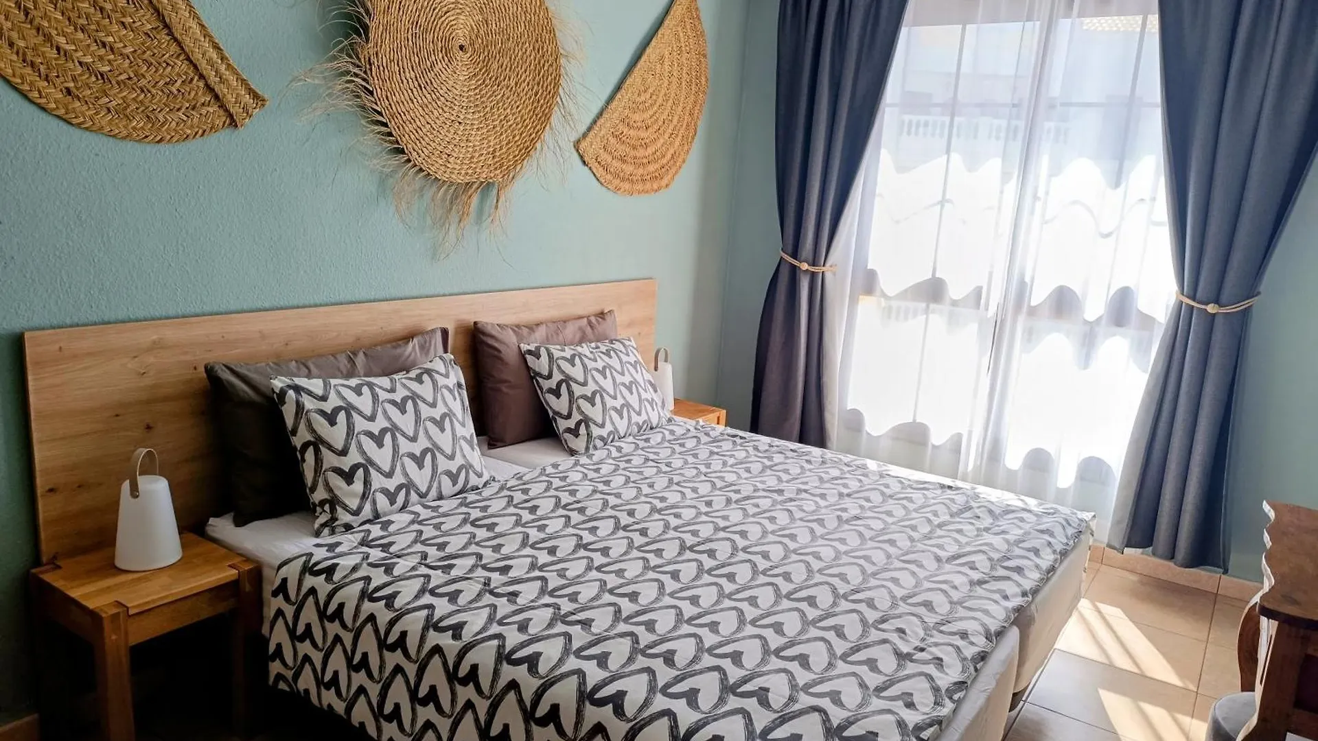 Greatly Located Apartment With Heated Pool, Los Cristianos Spanien